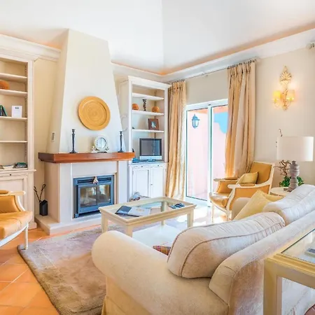 Elegante Ferienwohnung Mit Gemeinschaftspool Und Wellnessbereich - A87699